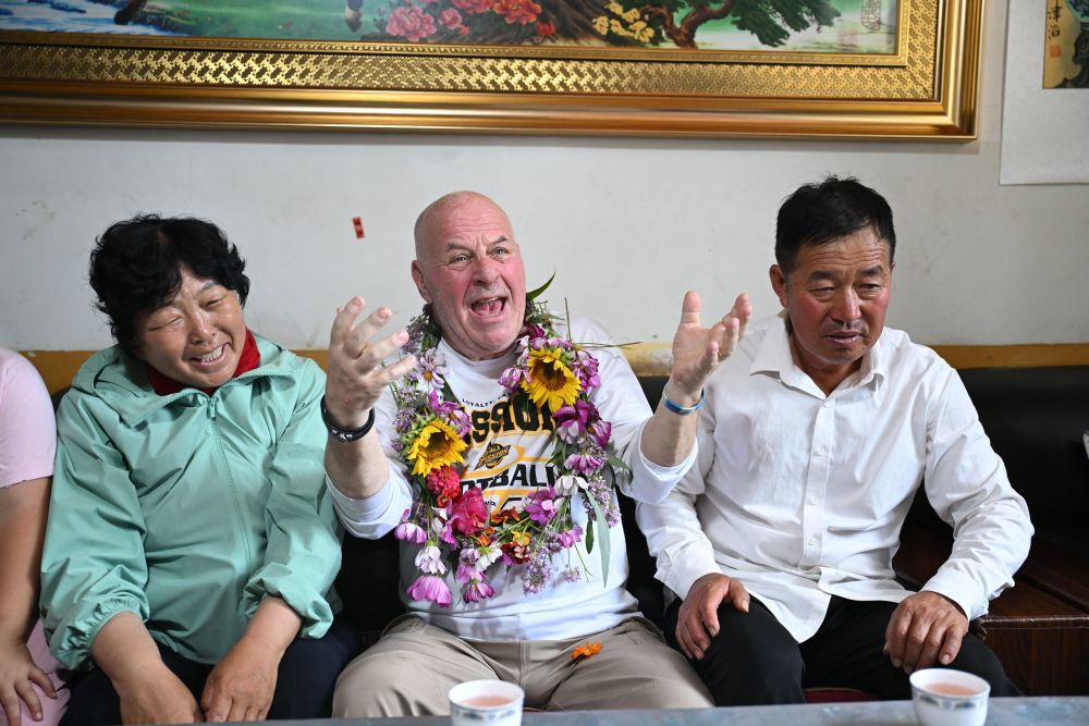 8月24日,“赛考斯”应邀来到殷玉珍位于毛乌素沙地的家。新华社记者 连振 摄