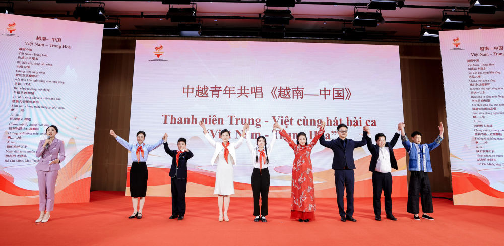 ↑ 4月14日，中越青少年参加在北京中央团校举行的“传承红色基因”中越青年演讲会。