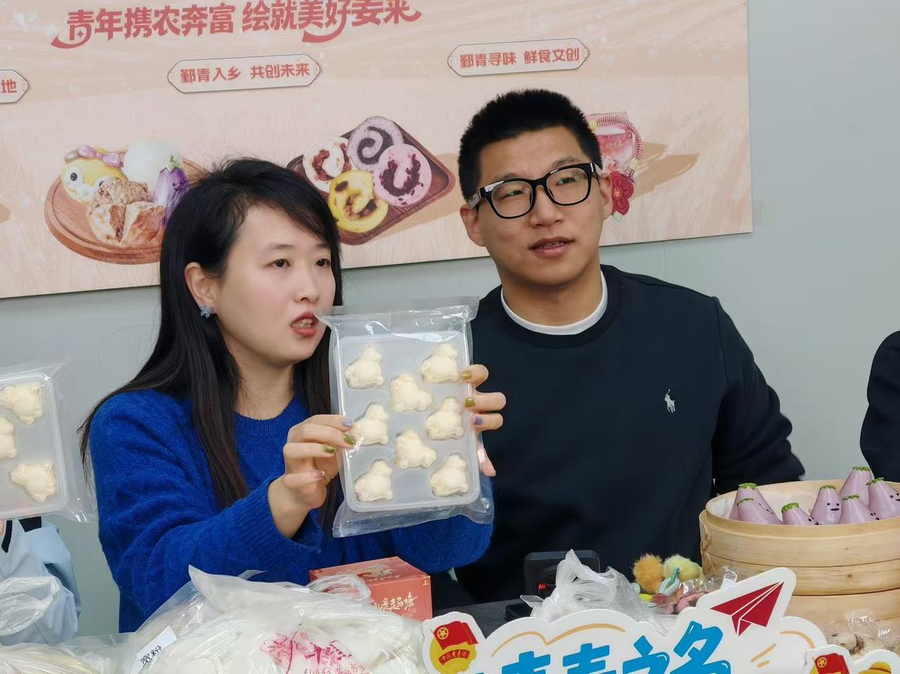 汪琰斌在直播售卖新中式面点。采访对象供图.jpg