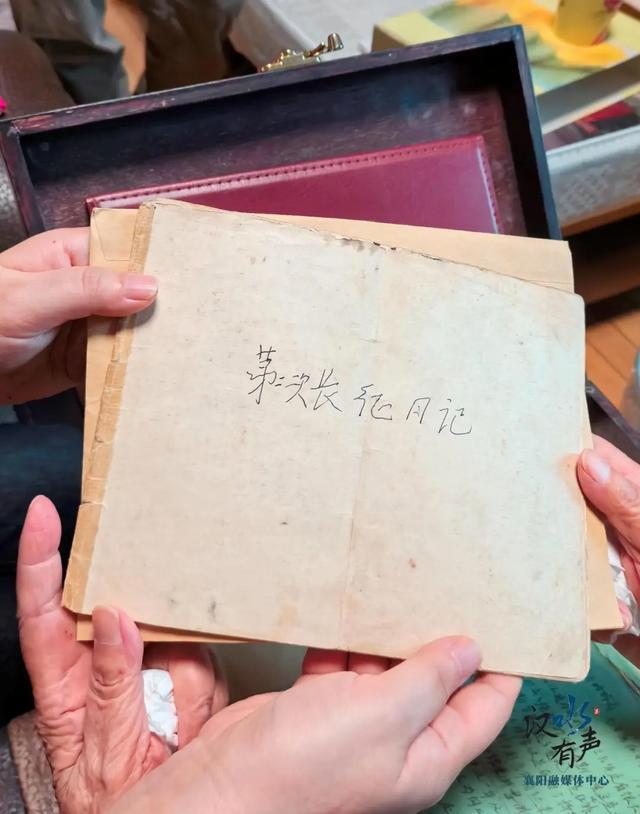 2026年6月北京,吴德峰女儿吴持生向创作团队展示《第二次长征日记》原稿