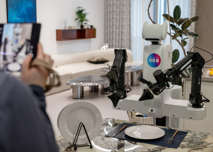 2026年3月27日，在广东省深圳市南山区，自变量机器人科技（深圳）有限公司开发的具身机器人在执行摆盘任务。新华社记者 刘梦琪 摄