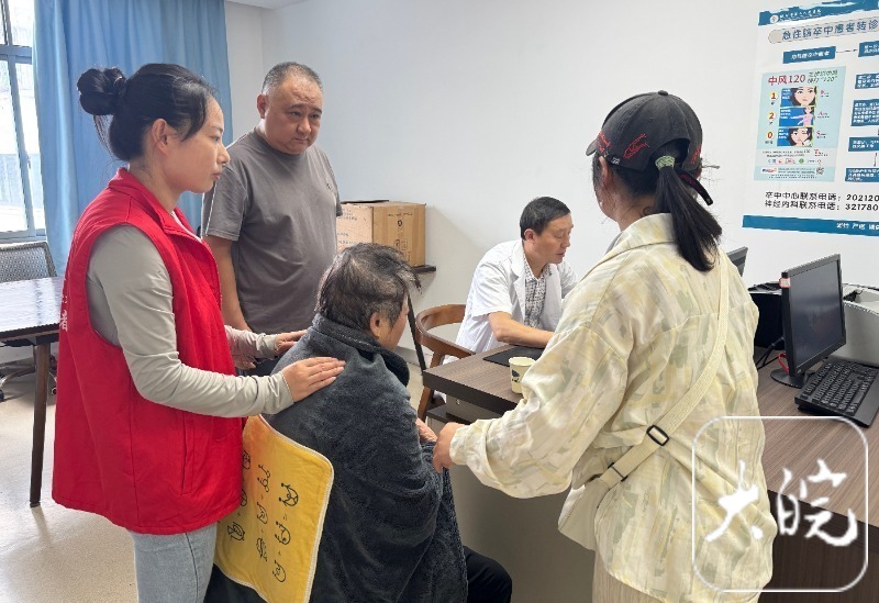 落水老人被带到社区卫生服务中心接受检查。