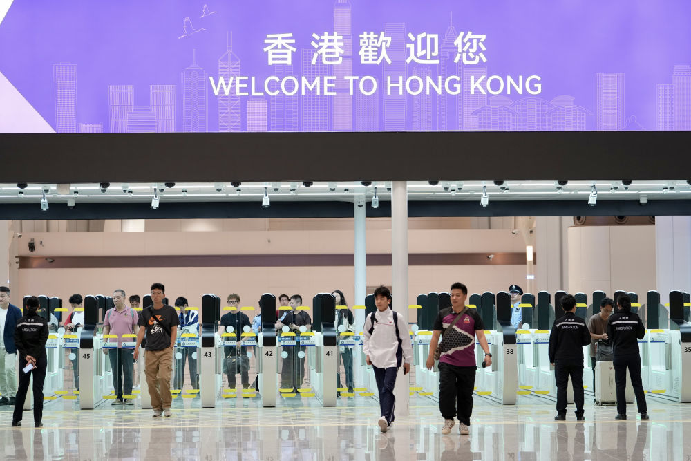 10月12日，旅客经皇岗口岸抵达香港。新华社发（吕小炜摄）