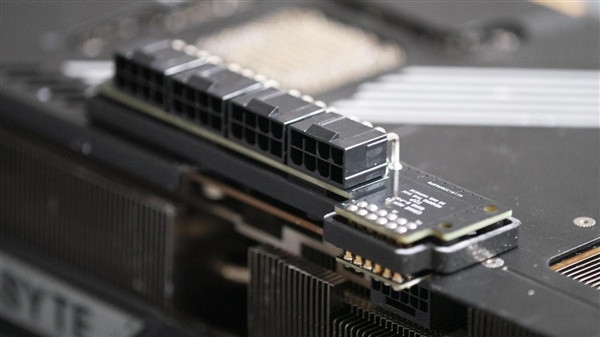 RTX 5090烧接口终于有救!手搓四个8pin替代:温度仅45°C
