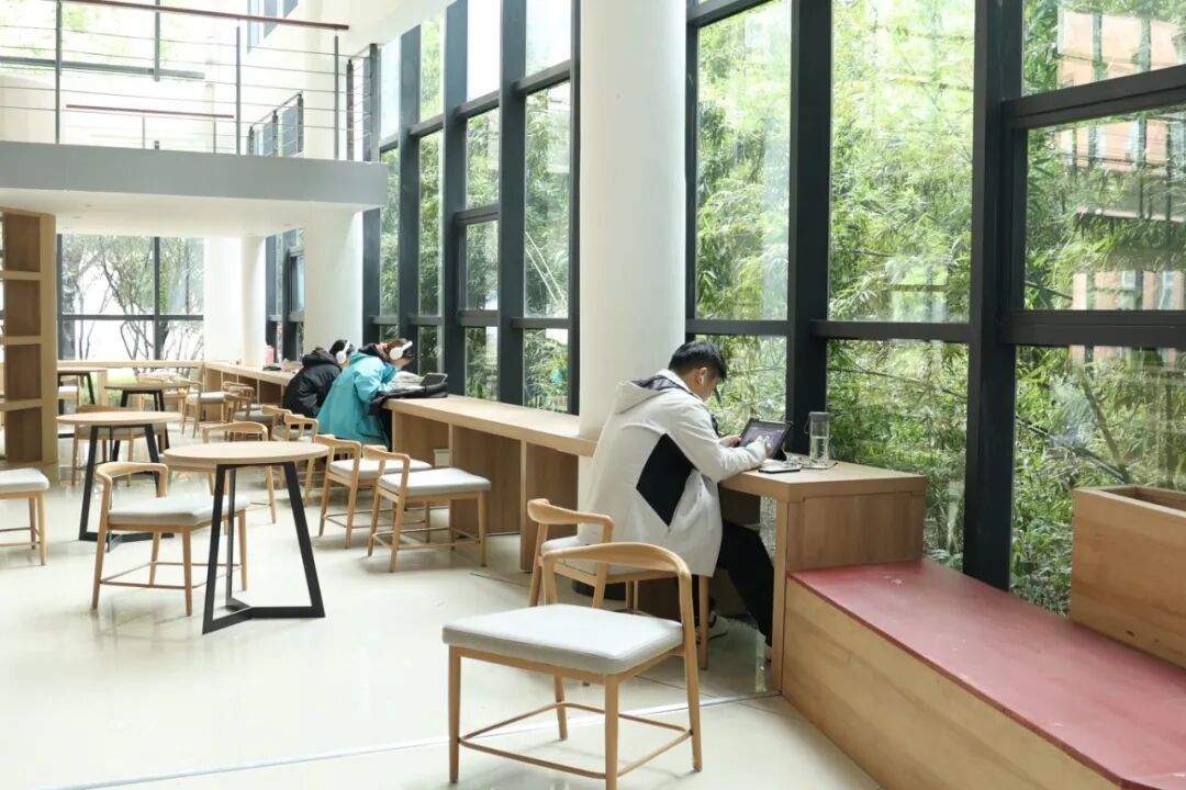 郭大鹏_综合实验楼共享学习空间.JPG