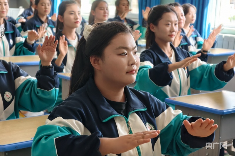 民和职校为当地学生开设多种职业技能课程(央广网记者 张海东 摄)