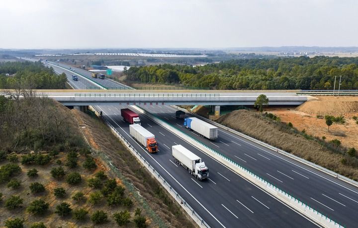 这是2026年1月31日拍摄的江西樟树至吉安高速公路(无人机照片)。新华社发(王宗豪 摄)