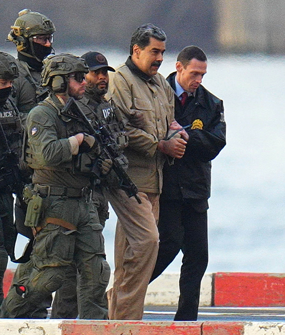 2026日,美国纽约,美国联邦特工将委内瑞拉总统马杜罗通过直升机带到曼哈顿下城,随后在重兵押送下前往纽约联邦法院。视觉中国 图