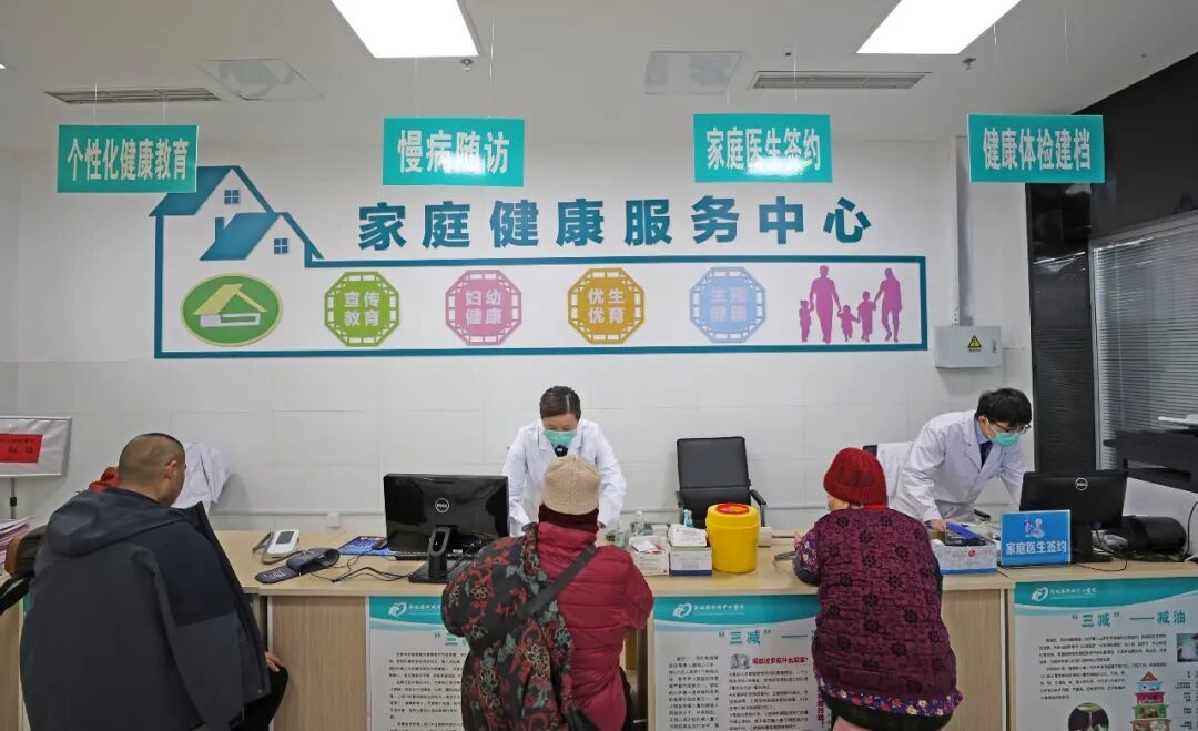 1月12日,在山东省临沂市郯城县郯城街道卫生院健康驿站,医生正在为居民免费测量血压,并指导用药及健康饮食注意事项。张春雷摄(中经视觉)