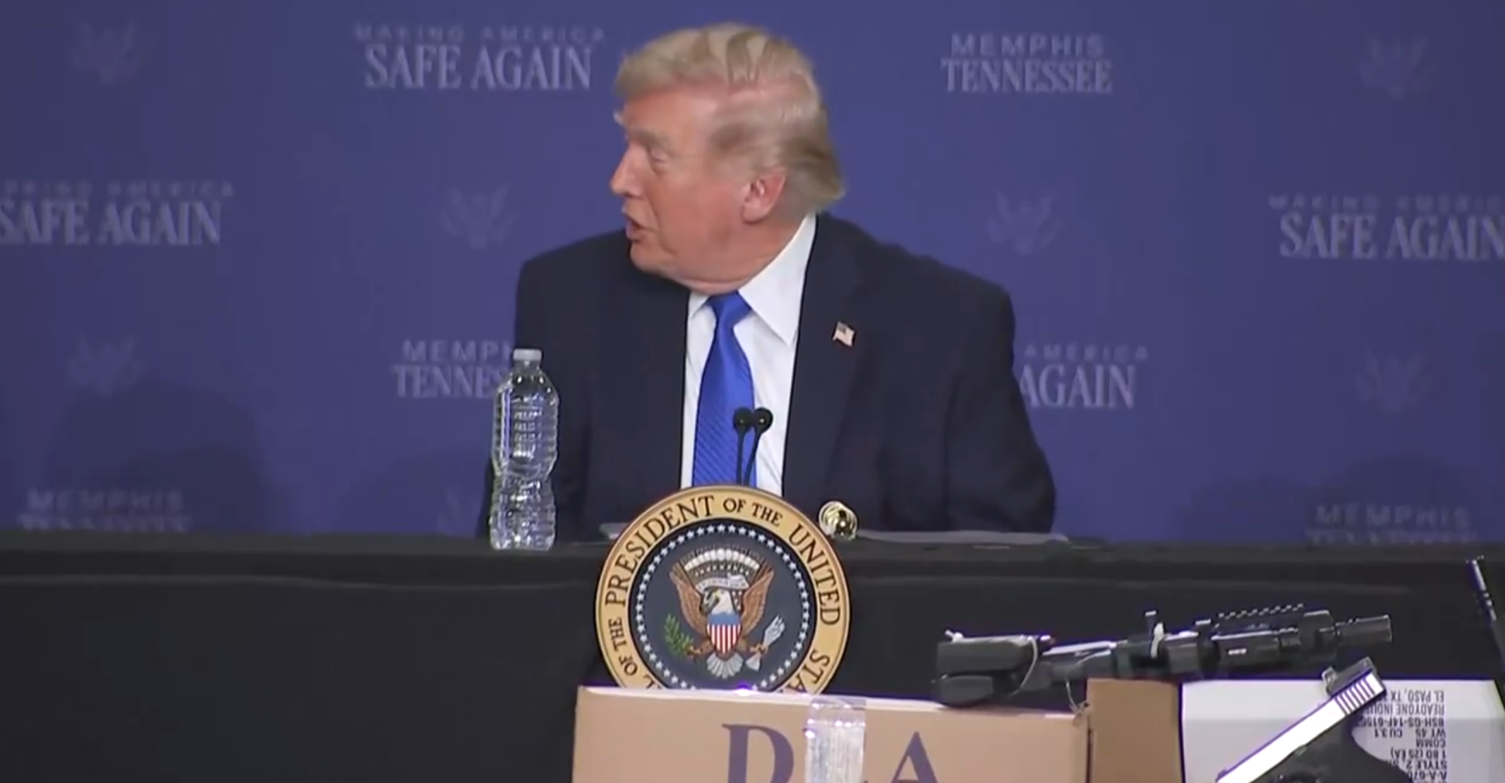 特朗普转头对赫格塞思说：你是第一个表态的。特朗普发言视频截图