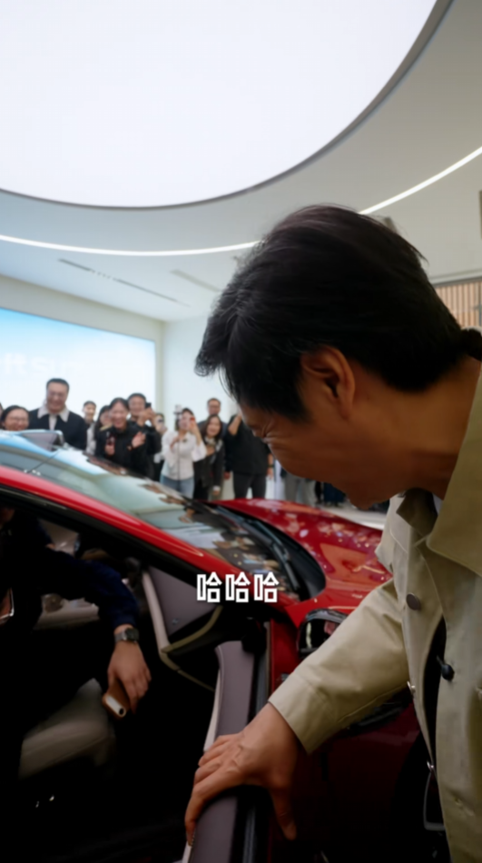 新一代SU7上市首个周末 雷军北京巡店:亲自讲解新车 为顾客开车门