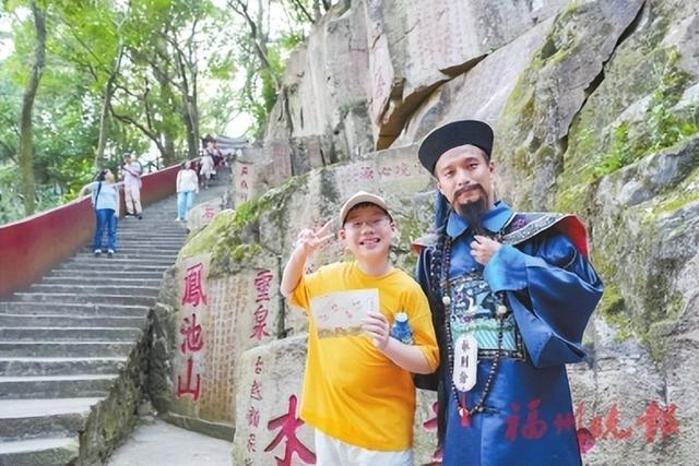 “林则徐”在鼓山与游客互动留影。
