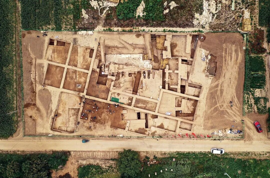 2022年8月,俯瞰南佐遗址核心区大型宫殿建筑发掘现场。图/新华
