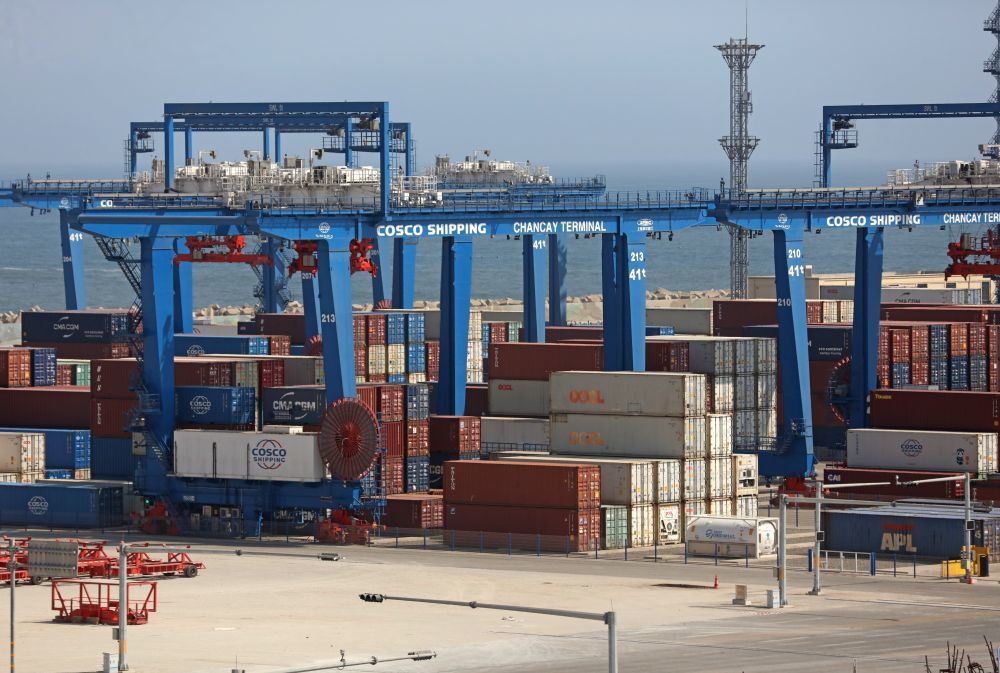 这是2025年10月7日拍摄的秘鲁钱凯港码头摆放的集装箱。位于秘鲁首都利马以北约80公里的钱凯港于2024年11月正式开港，标志着中秘共建“一带一路”取得新的重要成果。新华社发（玛丽安娜&middot;巴索 摄）