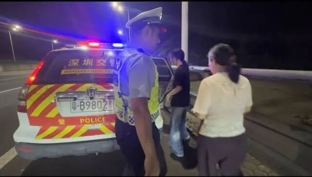 深汕警方快速处置交通事故,转移滞留路面群众。