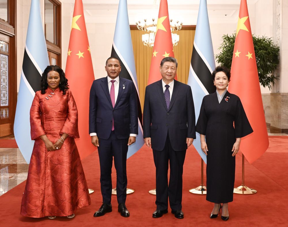 10月13日下午,国家主席习近平在北京人民大会堂同来华进行国事访问的博茨瓦纳总统博科举行会谈。这是会谈前,习近平和夫人彭丽媛在人民大会堂北大厅为博科和夫人卡奥内举行欢迎仪式。新华社记者 谢环驰 摄