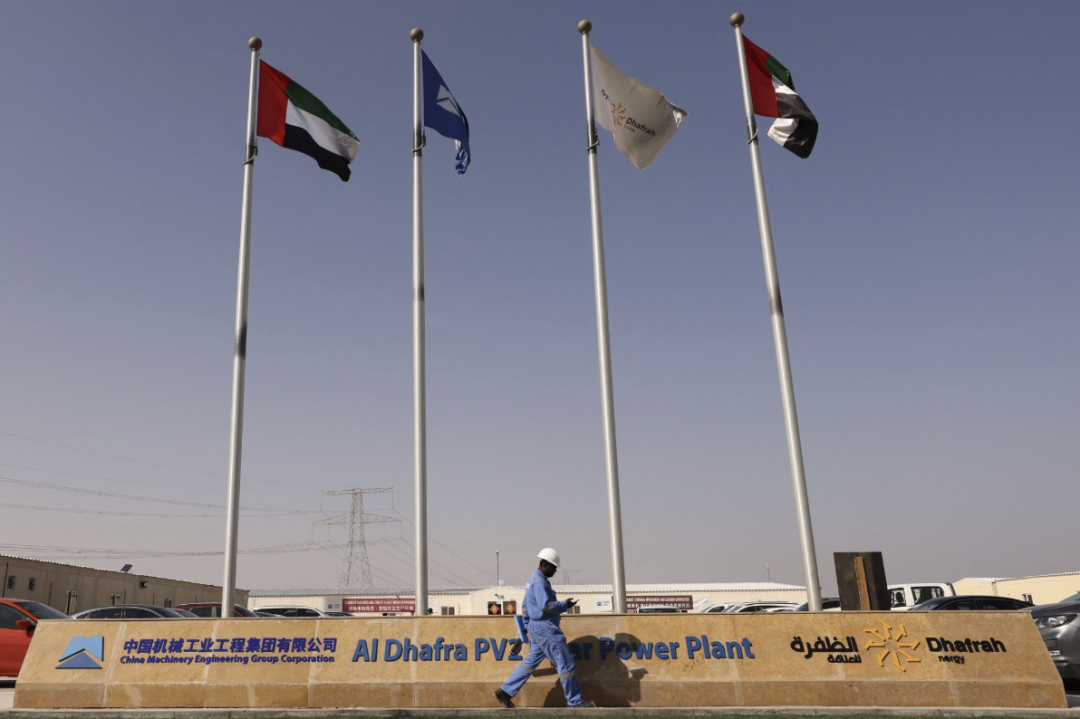 ◆距离阿联酋阿布扎比市中心南部约45公里的沙漠腹地,坐落着由中国企业承建的艾尔达芙拉光伏电站。