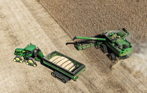 美国威斯康星州沃尔沃斯,田间正在收割的大豆 东方IC