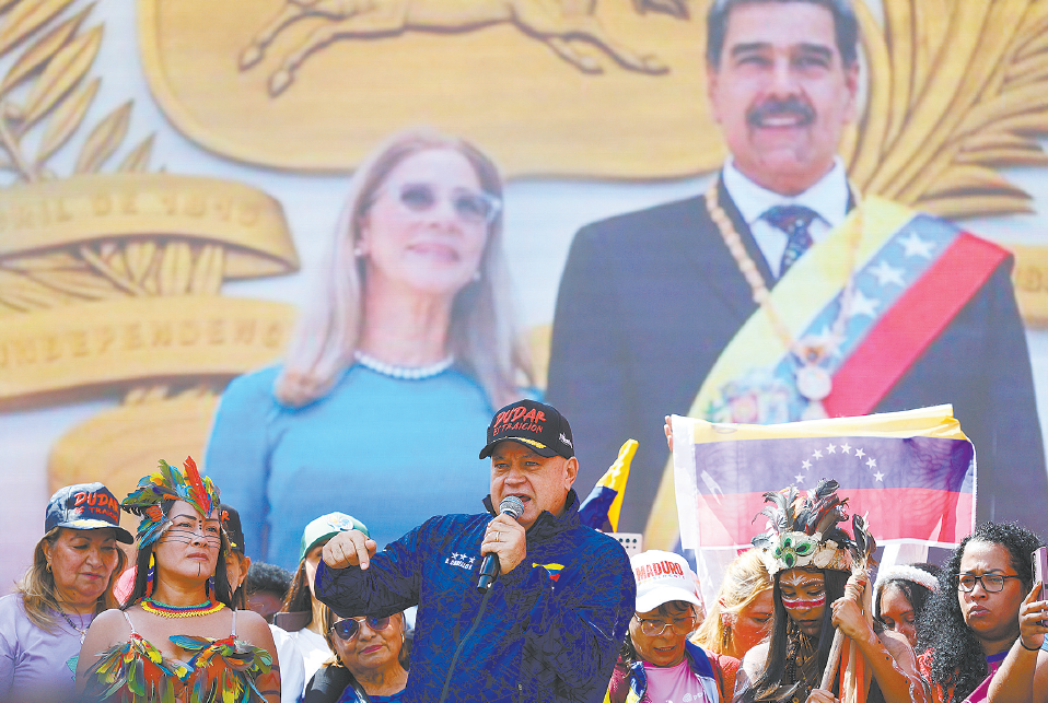 1月6日,加拉加斯,委内瑞拉内政部长卡韦略(前排中)在一场声援马杜罗夫妇的集会上发表讲话。(视觉中国)