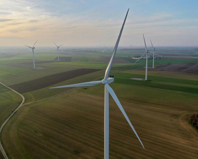 尽管欧盟每年新增的太阳能电板板和风力涡轮机数目险些富有，但其温顺的电气化程度仍导致家庭靠近更高的电费