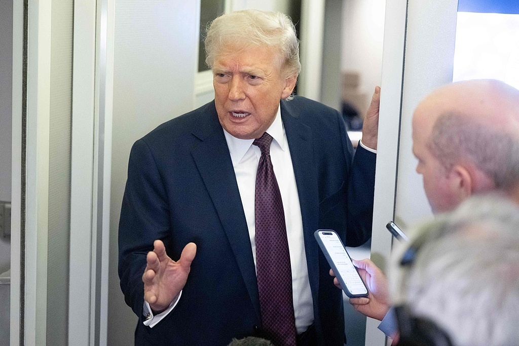 △当地时间3月15日,美国总统特朗普在“空军一号”上