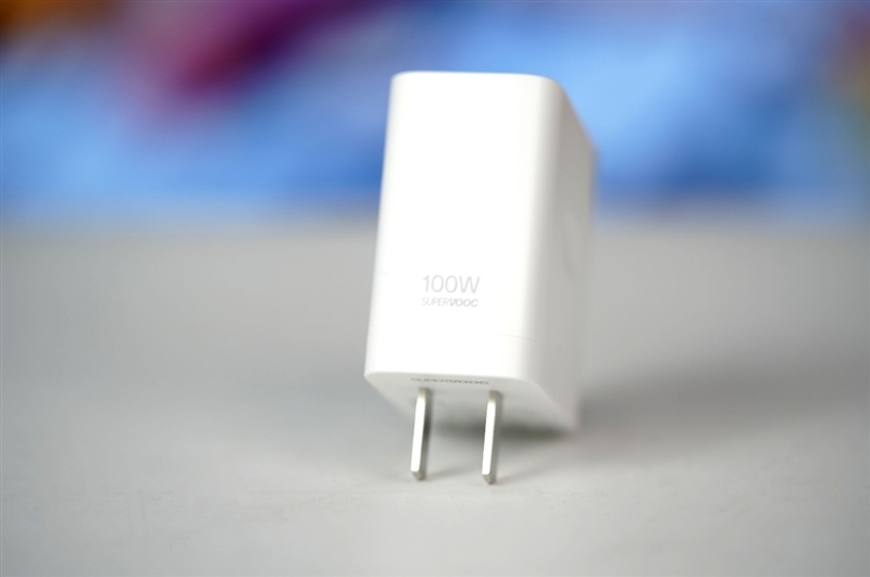 小屏不妥协配置反升级！一加15T手机深度评测：小巧玲珑的满血性能旗舰