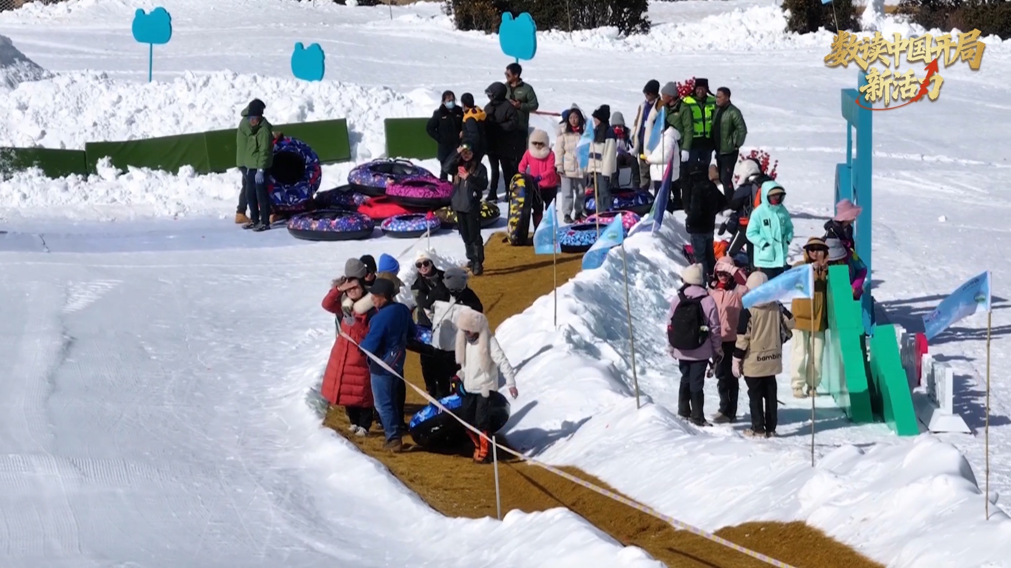 游客们在雪场排队等待乘坐雪圈滑雪(央广网发 香格里拉市融媒体中心供图)