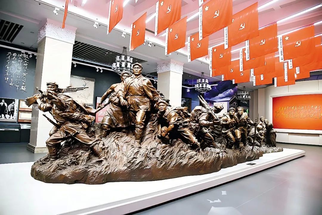雕塑《红军过草地》。杨睿 摄