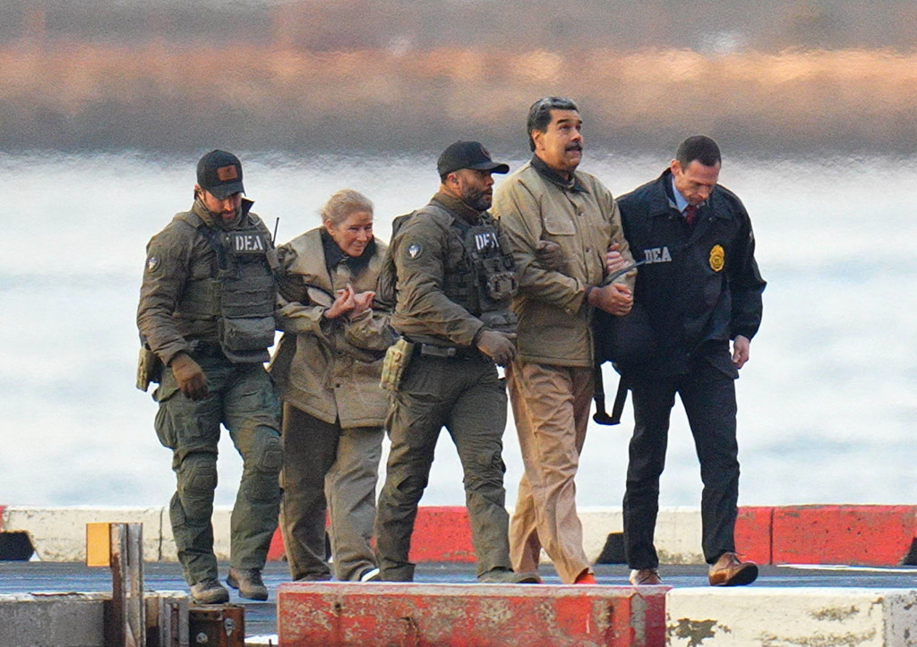 当地时间2026年1月5日,美国纽约,委内瑞拉总统马杜罗和妻子西莉亚·弗洛雷斯被带到美国联邦法院的途中。