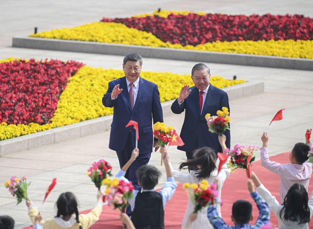 4月15日上午,中共中央总书记、国家主席习近平在北京人民大会堂同来华进行国事访问的越共中央总书记、国家主席苏林举行会谈。这是会谈前,习近平在人民大会堂东门外广场为苏林举行欢迎仪式。新华社记者 燕雁 摄