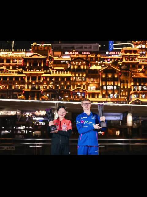 F勒布伦张本美和洪崖洞拍宣传照，网友：重庆的夜景太美了！