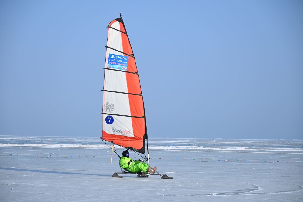 博斯腾湖冰原，参赛选手进行冰帆比赛。新华社发（孙浩天摄）