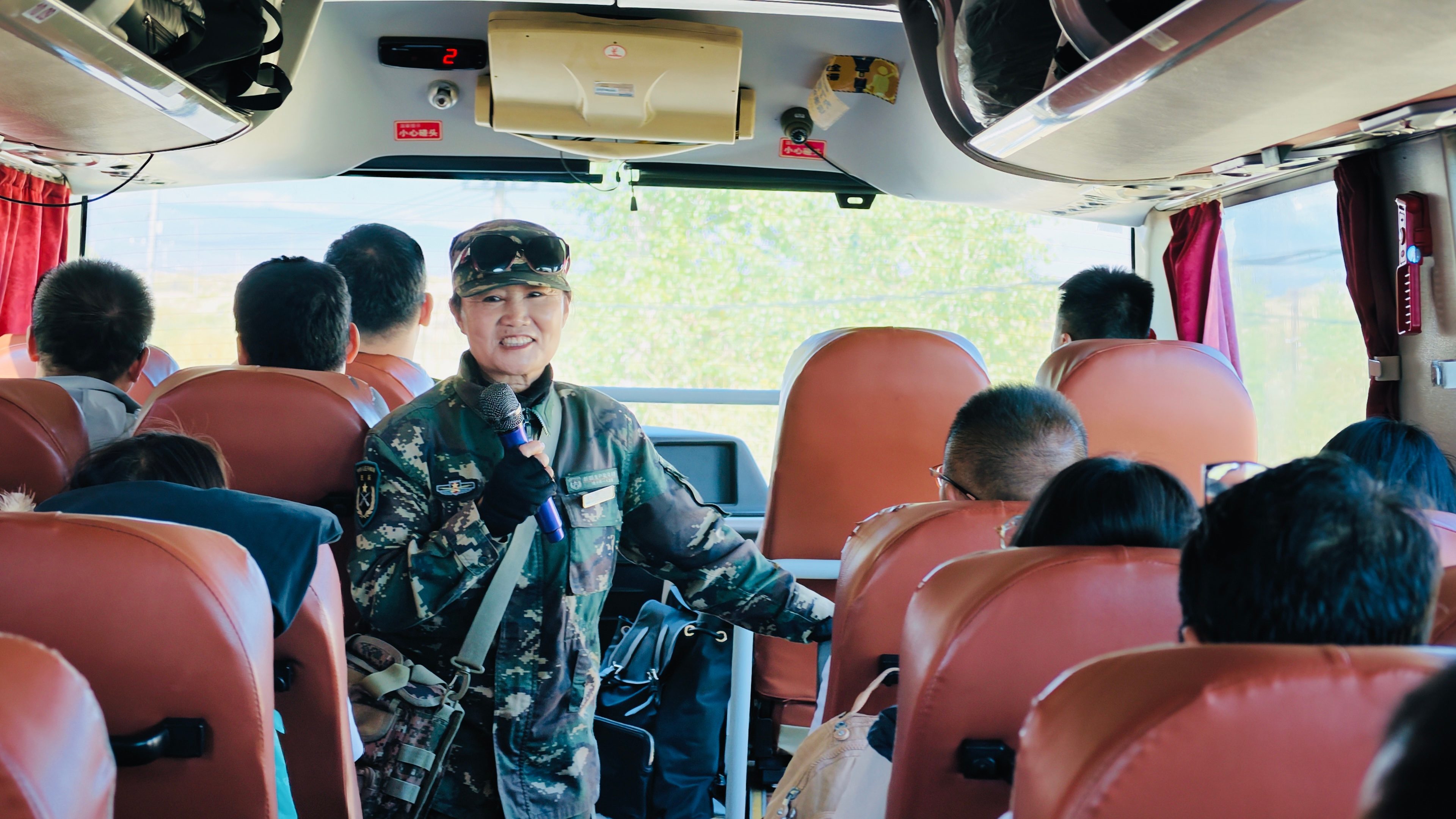 9月25日,侯全凤带着一车旅行团讲解一八五团。李萍 摄.jpg