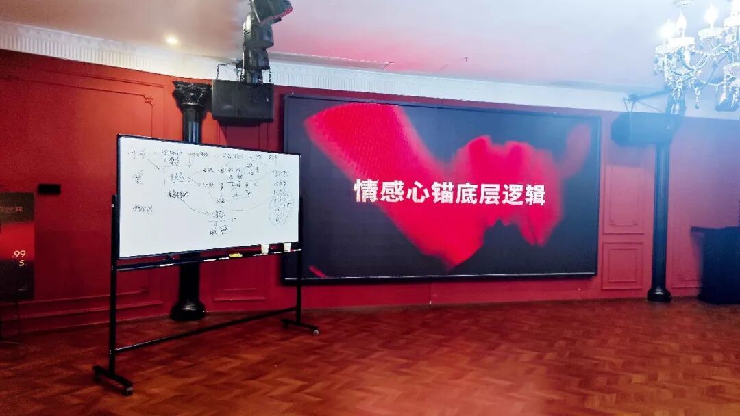 2026年4月，“黑白颠”在白天教授的某节爱情理论课。