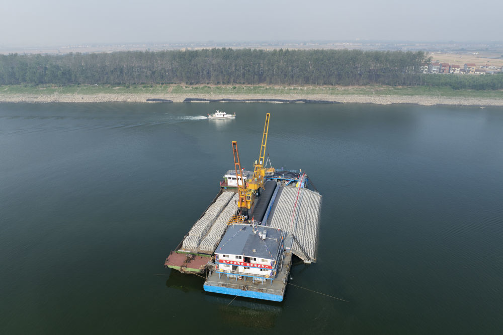这是在湖北荆州瓦口子水道拍摄的工程施工现场（2024年9月26日摄，无人机照片）。当日，长江中游荆江河段航道整治二期工程全面开工。工程大幅提升长江黄金水道中游通过能力，5000吨级船舶可全年经由荆江河段直达重庆。