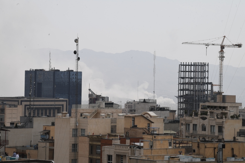 这是2月28日在伊朗首都德黑兰市区拍摄的浓烟。 新华社记者 沙达提 摄