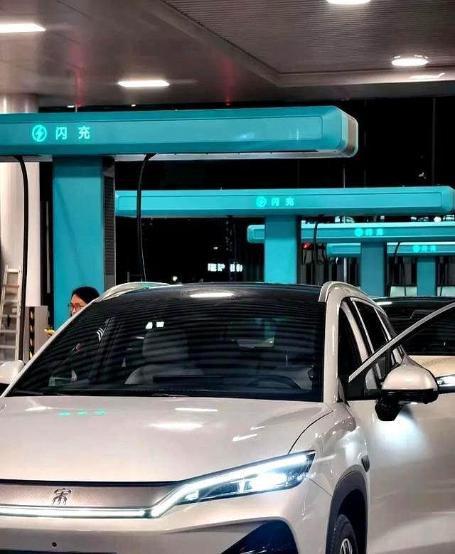 比亚迪超强闪充阵容庞大,首批体验车主口碑来了:比加油还要快-有驾