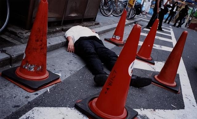 日本社会近况：年青东谈主活像丧尸，老年东谈主喝酒等死，中年东谈主被逼自尽