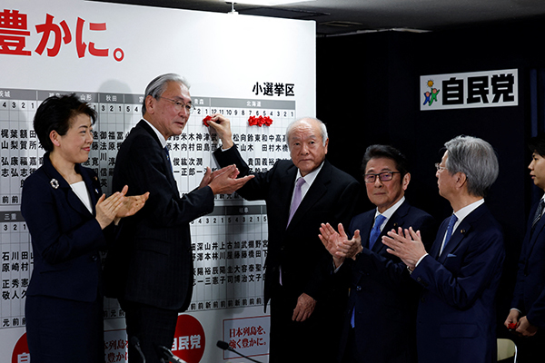 当地时间2月8日,自民党干事长与当选议员提前庆祝获胜。 IC Photo