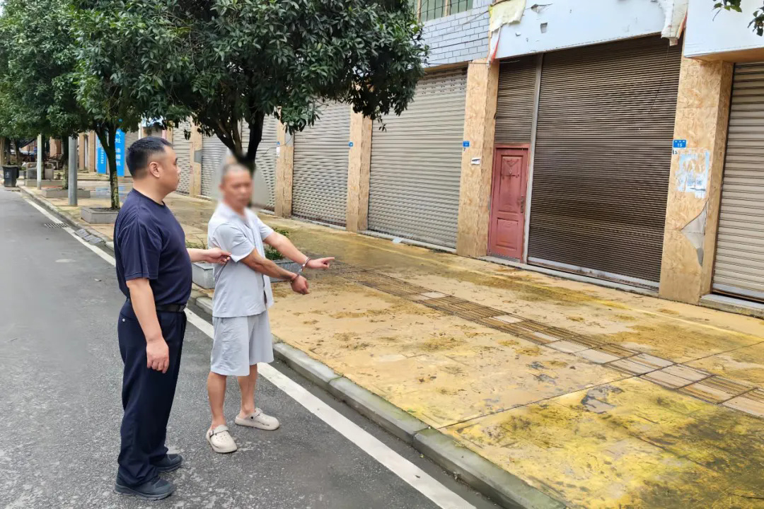 【男子用5元购买一叠冥币,又花1.5元购买一双黑袜子,在街头骗得大爷