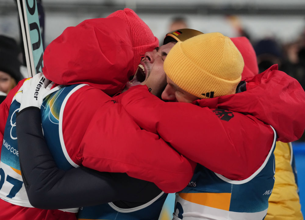 2月9日，冠军德国选手菲利普&middot;雷蒙德（中）在跳台滑雪男子个人标准台比赛后庆祝。新华社记者 孟永民 摄