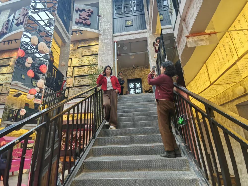 游客在位于成都市青羊区的大旗茶馆拍照打卡。新华社记者 董小红 摄