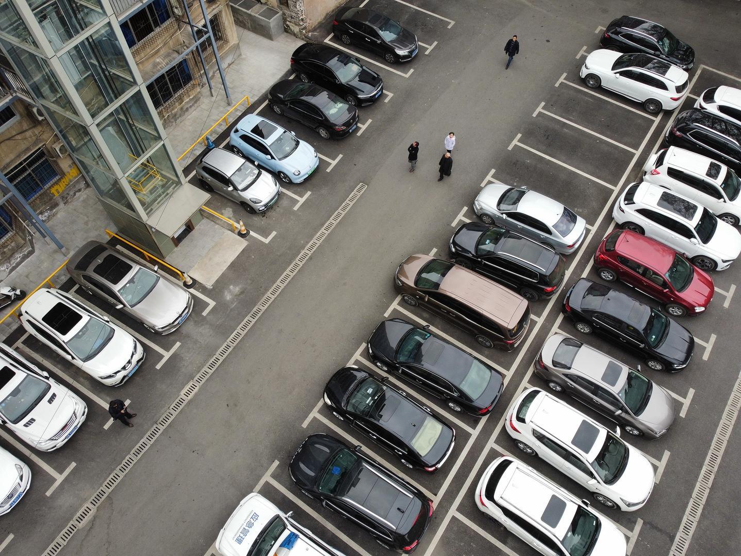 ▲2024年2月14日，重庆一机关企事业单位停车场，免费停放着小汽车 图据视觉中国