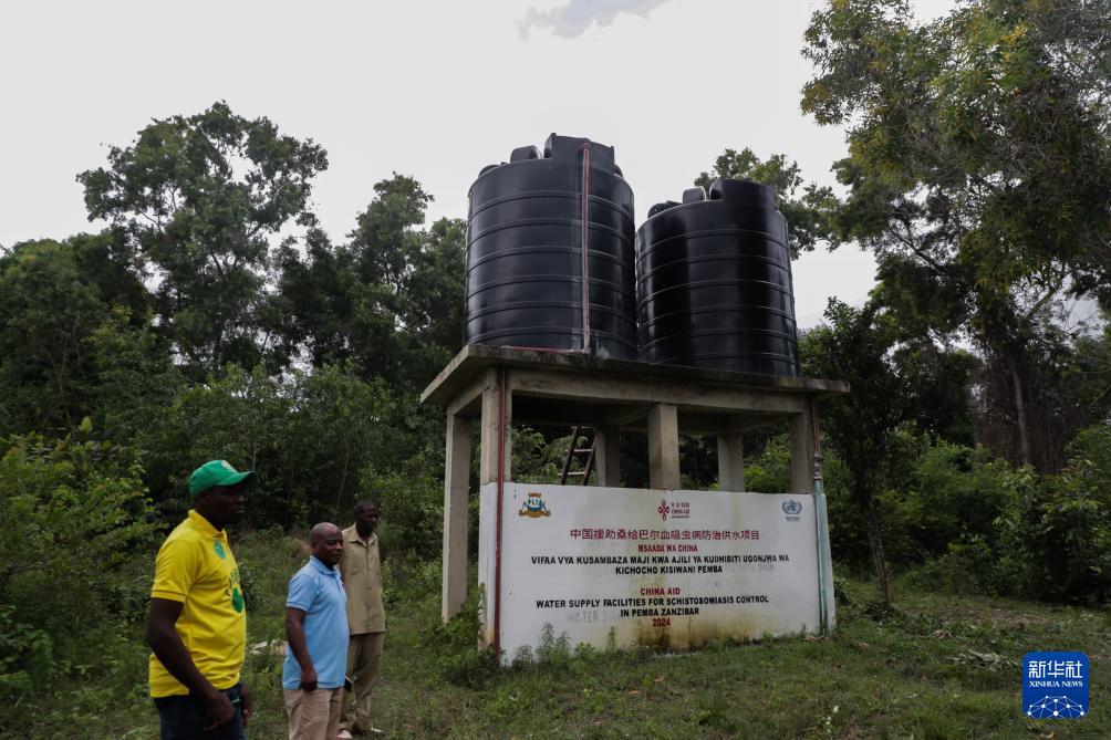 这是1月1日在坦桑尼亚桑给巴尔的奔巴岛拍摄的一处由中国援助坦桑尼亚“桑给巴尔血吸虫病防治技术项目”专家组援助建设的供水设施。它能够为当地社区提供安全用水。新华社发(赫尔曼·埃马纽埃尔摄)