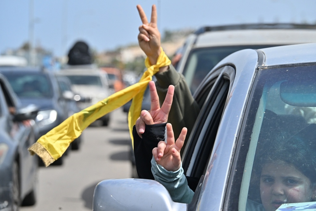 当地时间2026年4月17日，黎巴嫩西顿，停火协议后，流离失所的民众返回家园，做出胜利手势。视觉中国 图