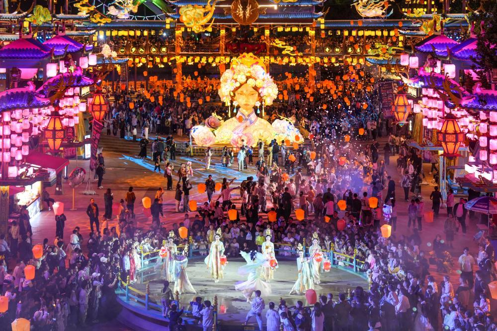 10月5日晚,游客在浙江省湖州市安吉县奇幻嘉乐比景区游玩。 新华社发(潘学康摄)