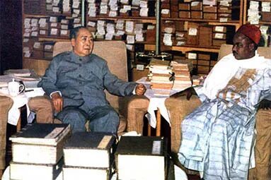 1973年3月26日,毛泽东会见喀麦隆总统阿希乔。