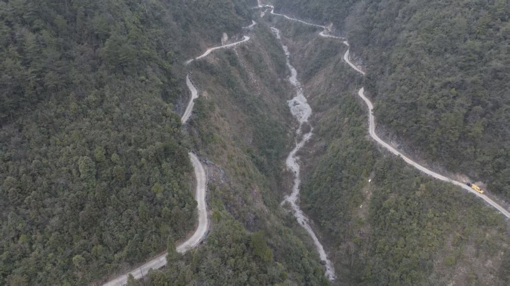 通向渔山村的悬崖公路（无人机照片）。新华社发