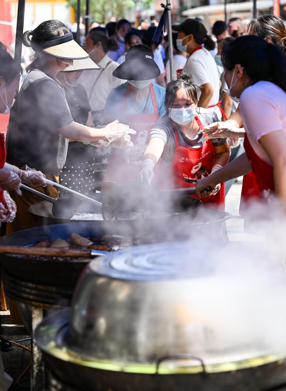 7月19日,志愿者在重庆彭水县山体崩塌救援现场附近的一处“爱心食堂”做午餐。