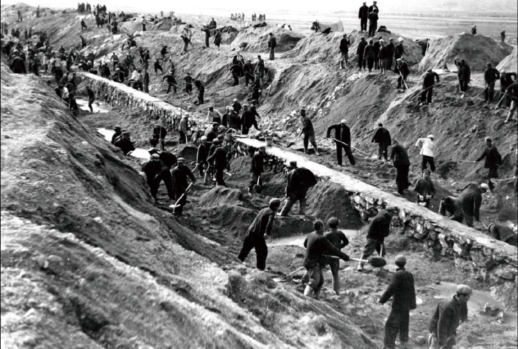 上世纪七十年代，吉林省松原市干部群众积极投身“引松工程”劳动。1984年，“引松工程”完工。不到一年时间，查干湖便完成蓄水4.5亿立方米。